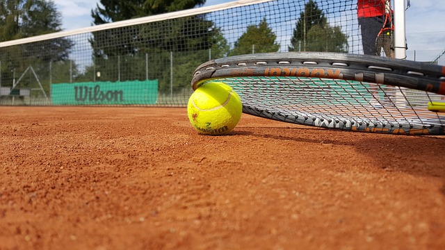 Valg af tennisudstyr og banetyper til forskellige spillestile